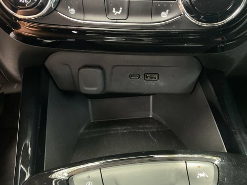 Used 2025 Chevrolet Trax LT w/ LT Convenience Package FWD image 20