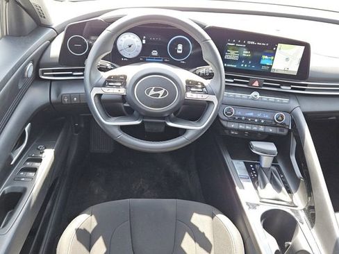 Used 2025 Hyundai Elantra SEL FWD image 12