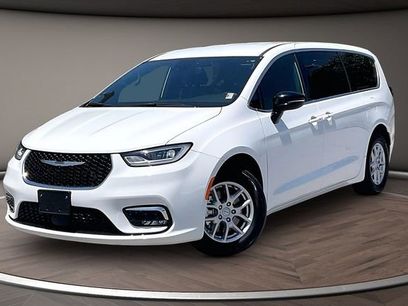 Used 2025 Chrysler Pacifica Select
