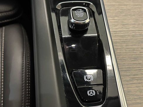 Used 2022 Volvo XC60 B6 Inscription w/ Climate Package image 18