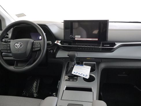 Used 2025 Toyota Sienna LE AWD/4WD image 2