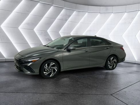 Used 2025 Hyundai Elantra Limited image 3