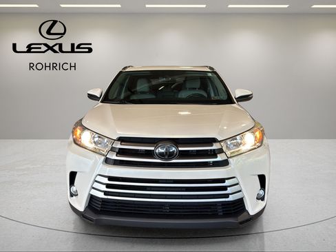 Used 2019 Toyota Highlander XLE AWD/4WD image 2