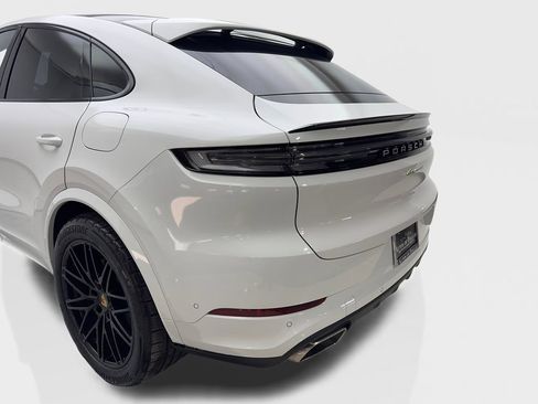 Used 2024 Porsche Cayenne Coupe image 19