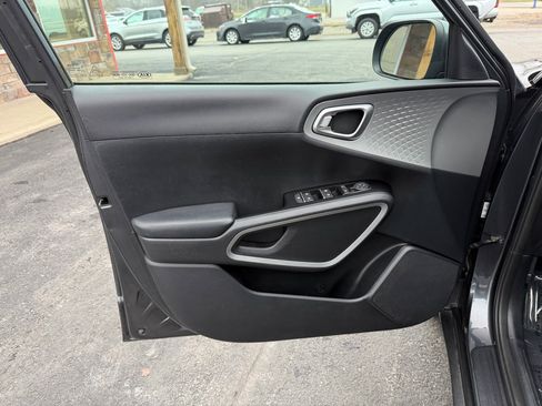 Used 2021 Kia Soul LX image 12