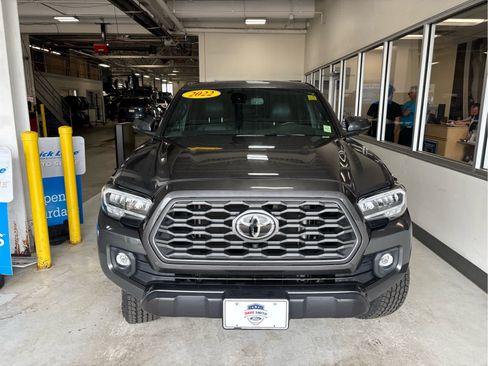 Used 2022 Toyota Tacoma TRD Off-Road w/ TRD Premium Off Road Package AWD/4WD image 3