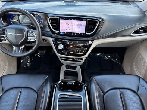 Used 2024 Chrysler Pacifica Limited FWD image 13