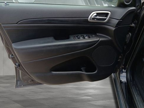 Used 2022 Jeep Grand Cherokee Laredo E image 10