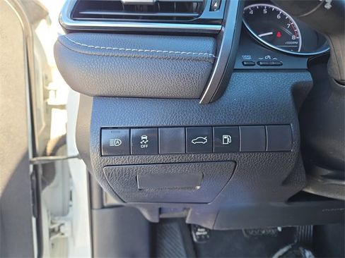 Used 2018 Toyota Camry SE image 18