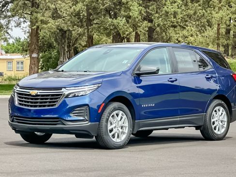 Used 2023 Chevrolet Equinox LS w/ LS Convenience Package AWD/4WD image 9
