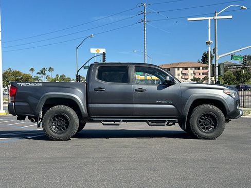 Used 2017 Toyota Tacoma TRD Off-Road image 6