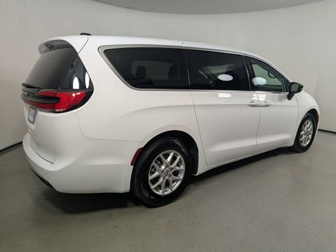 Used 2024 Chrysler Pacifica Touring-L FWD image 7