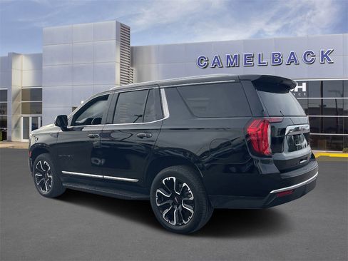 Used 2022 GMC Yukon SLT w/ SLT Premium Package image 3