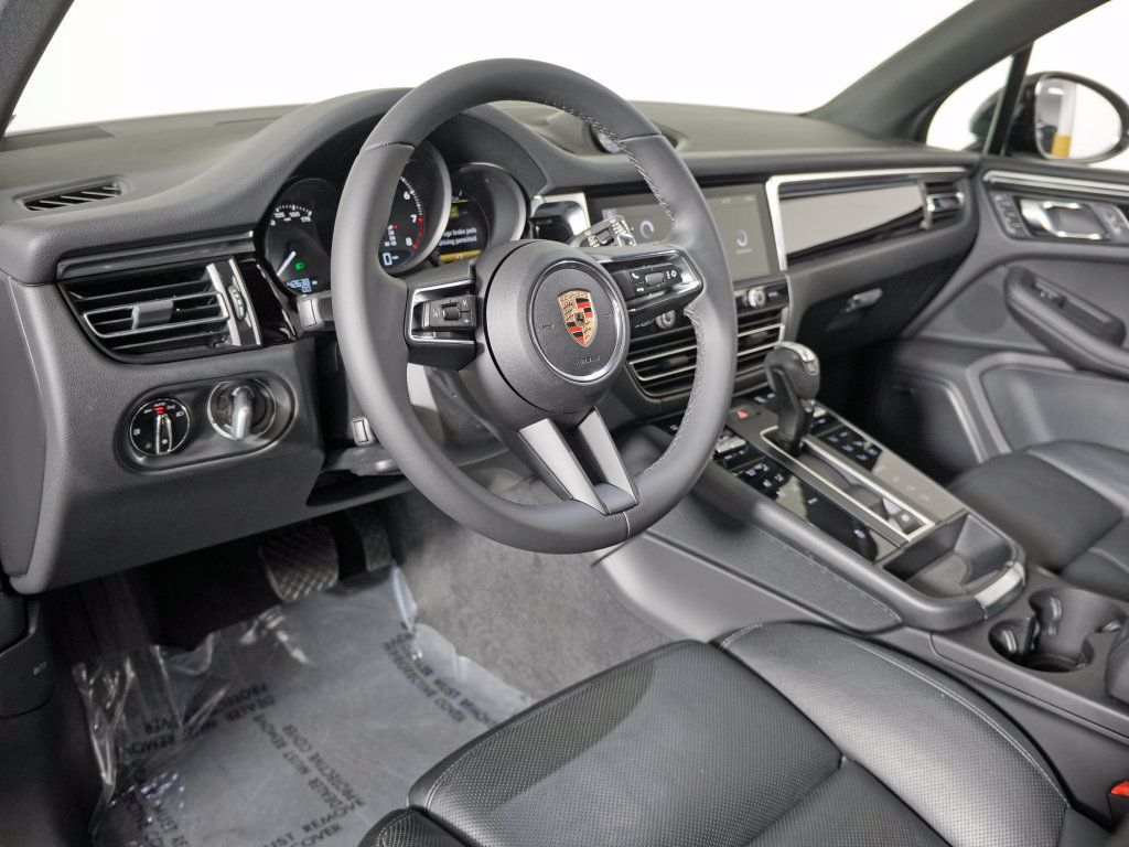 Used 2024 Porsche Macan w/ Premium Plus Package AWD/4WD image 4
