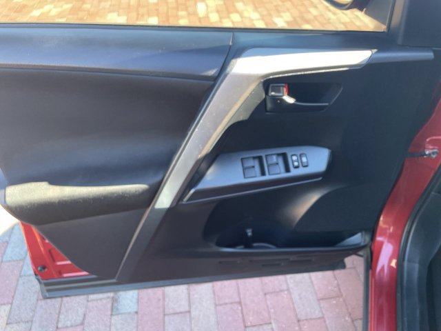 Used 2017 Toyota RAV4 LE FWD image 21