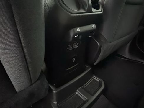 Used 2025 Jeep Wrangler Unlimited Sahara image 25