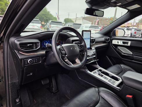 Used 2022 Ford Explorer Platinum w/ Technology Package RWD image 13