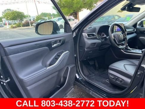 Used 2024 Toyota Highlander XLE AWD/4WD image 4