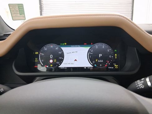 Used 2025 Land Rover Defender 90 S image 17