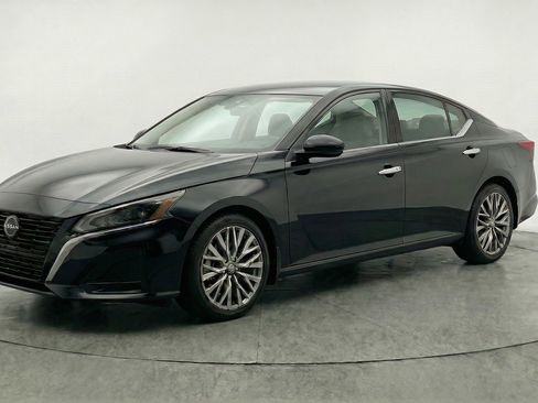 Used 2025 Nissan Altima 2.5 SV image 3