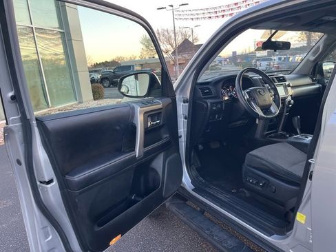 Used 2016 Toyota 4Runner SR5 image 4