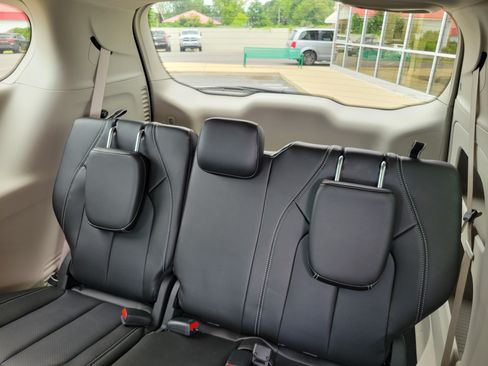 Used 2024 Chrysler Pacifica Touring-L FWD image 19