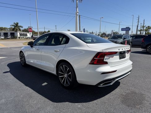 Certified 2022 Volvo S60 B5 Momentum w/ Premium Package image 5