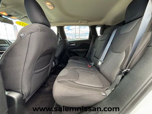Used 2017 Jeep Cherokee Latitude w/ Cold Weather Group AWD/4WD image 15