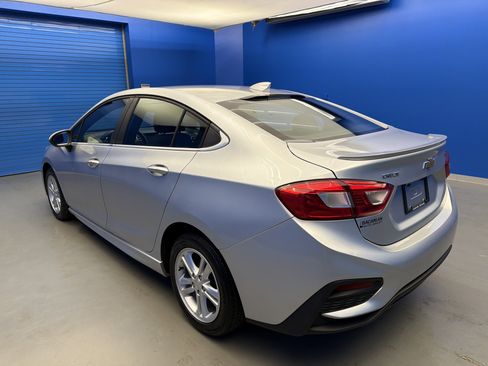 Used 2018 Chevrolet Cruze LT w/ Convenience Package image 5