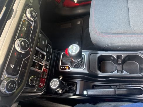 Used 2025 Jeep Wrangler Unlimited Rubicon AWD/4WD image 33