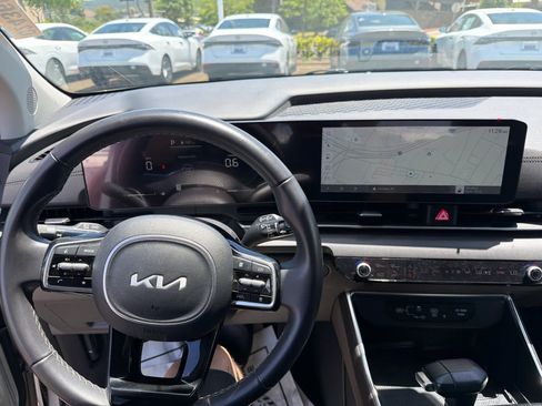 Used 2025 Kia Carnival EX FWD image 7