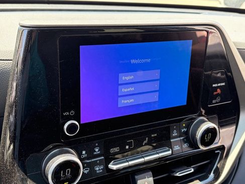 Used 2025 Toyota Highlander LE AWD/4WD image 10