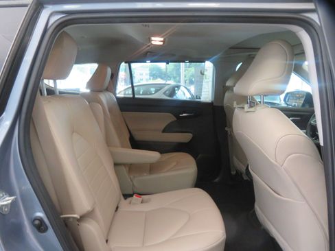 Used 2021 Toyota Highlander XLE FWD image 24