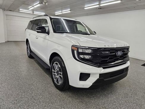 Used 2025 Ford Expedition Active AWD/4WD image 3