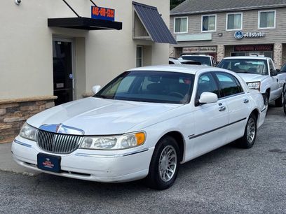 Used 2000 Lincoln Town Car Signature