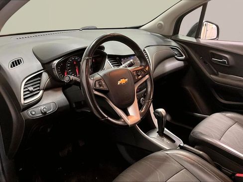 Used 2019 Chevrolet Trax LT w/ LT Convenience Package image 16