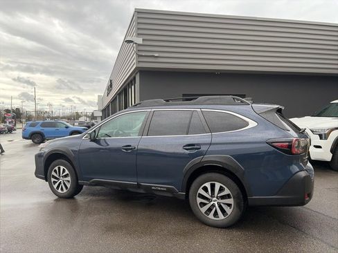 Used 2023 Subaru Outback Premium image 8