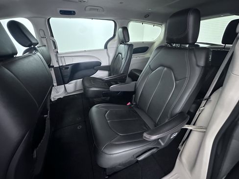 Used 2020 Chrysler Pacifica Touring-L FWD image 24