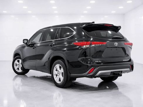 Used 2021 Toyota Highlander LE AWD/4WD image 3