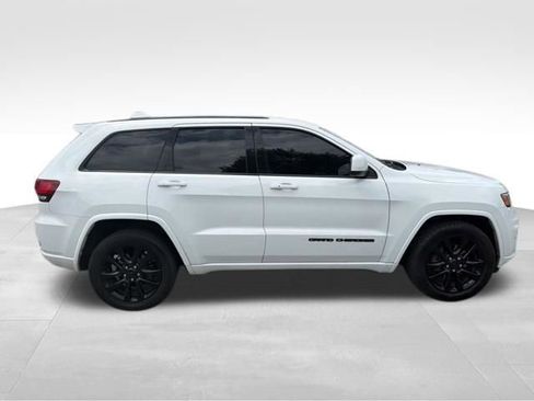 Used 2018 Jeep Grand Cherokee Altitude image 3