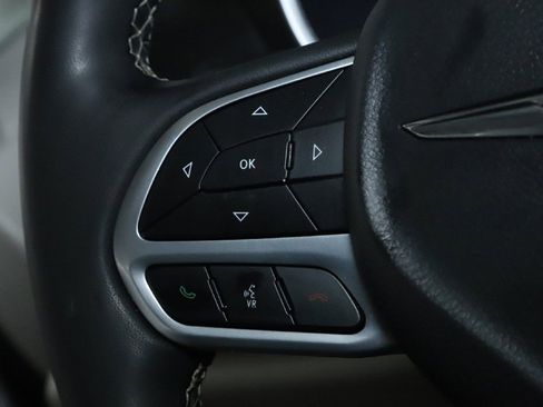 Used 2024 Chrysler Pacifica Touring-L FWD image 21