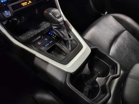 Used 2021 Toyota RAV4 XLE Premium image 39