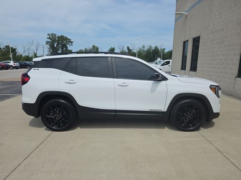 Used 2024 GMC Terrain SLE w/ Driver Convenience Package FWD image 3