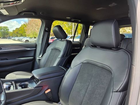 New 2026 Jeep Grand Cherokee Altitude RWD image 11