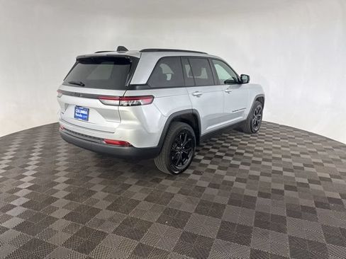Used 2025 Jeep Grand Cherokee Altitude AWD/4WD image 7