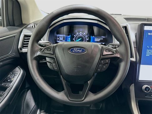 Used 2022 Ford Edge SE w/ Black Appearance Package image 11