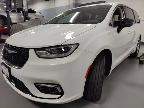Used 2024 Chrysler Pacifica Limited image 14
