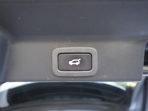 Used 2020 Jaguar F-PACE Premium image 34