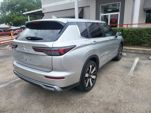 Used 2025 Mitsubishi Outlander SE image 9