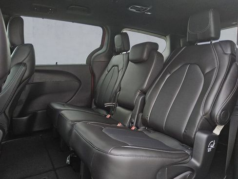 New 2026 Chrysler Pacifica Select image 14